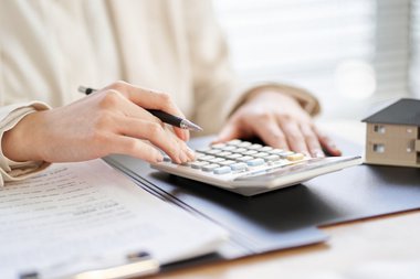 woman-calculating-commercial-real-estate-insurance