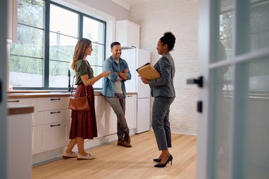 realtor-with-a-couple-in-canada