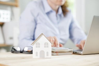 female-mortgage-specialist