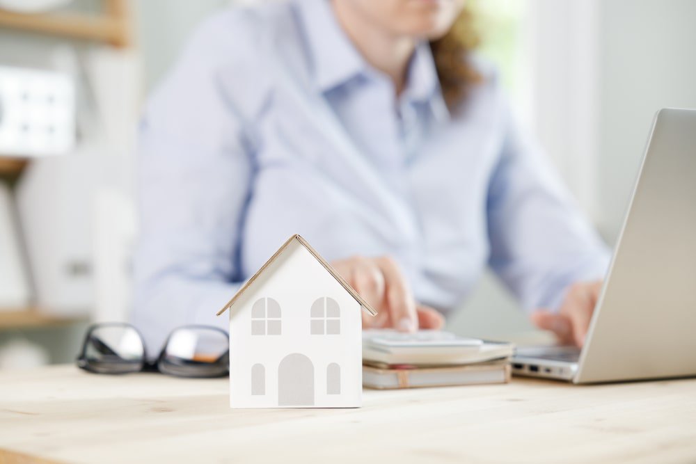 female-mortgage-specialist